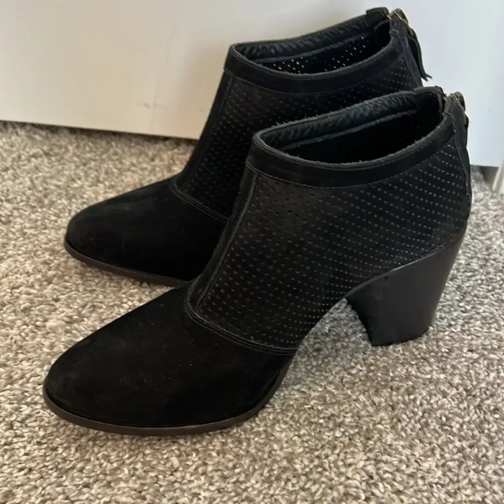 CHOCOLAT BLU Black Suede Ankle Boots‎ Bootie back zipper 36 6 Nubuck Leather NEW